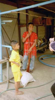 Mae Na Chorn, Chiang Mai Provinz, Thailand: Rote und gelbe Jungs, gl&uuml;cklich im Dorf der Himmel.